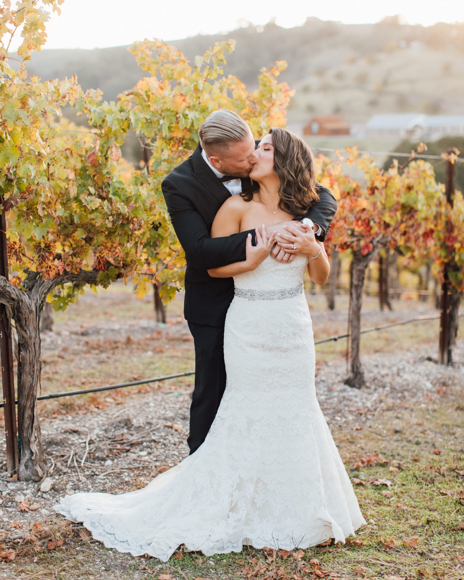 Bride and Groom kissing in wine country wedding venue by Paso Robles photographer Jessica Sofranko